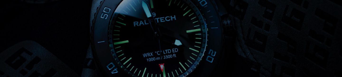 Aiguilles et index luminescents d’une montre RALF TECH dans l’obscurité