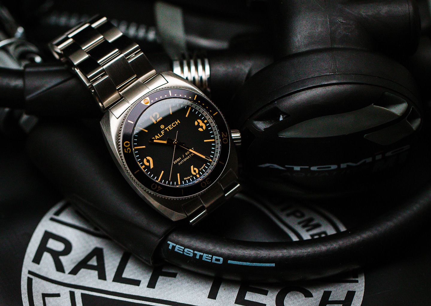 Montre RALF TECH sur un équipement de plongée